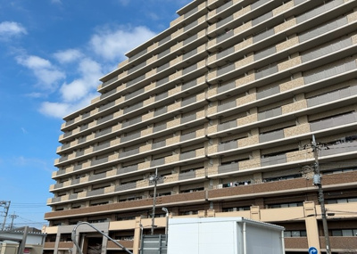 【外観】 | グランセリーナ | 外観はマンション管理がされているかの目安になります。築年数が古いと、壁面は劣化してひび割れが生じることも！建物が古びていても細かいところが修繕されていると、きちんと管理されているなぁと感じるでしょう。