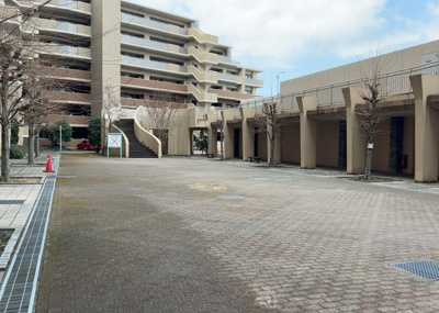 【庭】 | グランセリーナ | 物件によっては、入居者が個人的に使用できる専用庭がついているものもあります。また、住宅の中にある土間の部分を庭と呼ぶこともあります。庭の用途は住む人によって変わり、それによってデザインもさまざまです。