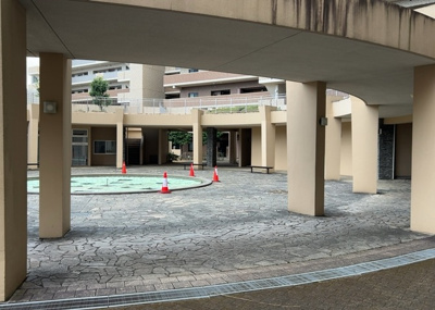 【中庭】 | グランセリーナ | 中庭（パティオ）とは、一つの建築物の内部に設けられた、壁などで囲われている庭のことを指します。コの字型、ロの字型が主流ですが、L字型の中庭もあります。最近では、インテリア性の高さからも人気があります。