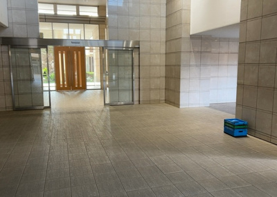 【ロビー】 | グランセリーナ | ロビーというと、エントランスと何がちがうの？と思いますよね。実はロビーとエントランスには明確な決まりはありません。物件によっては、エントランスを入って広がるある程度の広さのある空間がロビーとなります。