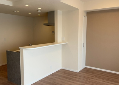 【キッチン】 | グランセリーナ | L型アイランドタイプは、キッチンからダイニングにもリビングにも目が行き届くので、とても使いやすい配置です。L字型独立タイプは、キッチンを独立させてるためLDKというよりもLDといった様なイメージです。