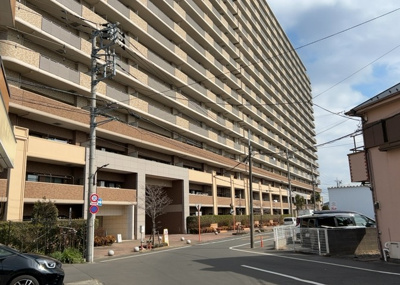【構造・工法・仕様】 | グランセリーナ | ＲＣ造、Reinforced Concreteは直訳すると補強されたコンクリートです。主に柱や梁・床・壁が鉄筋とコンクリートで構成おり、鉄筋を組んだ型枠にコンクリートを流し込んで固めたものを指します。