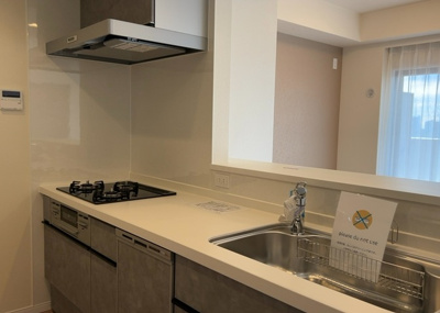 【キッチン】 | グランセリーナ | 標準的なシステムキッチンの横幅は、165cm～300cm程度です。2100・2400・2550・2700などミリ単位で表記されます。普段どのように料理をするのかを想定しながら合ったサイズを選びましょう