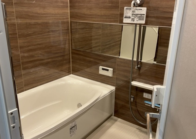 【浴室】 | グランセリーナ | 入浴時の快適さも大事なことですが、綺麗な状態を維持できなければ気持ちよく入浴できません。毎日の掃除が楽という点は大事なポイントになります！カビが生えにくく掃除がしやすい、壁や浴槽を選ぶといいでしょう。