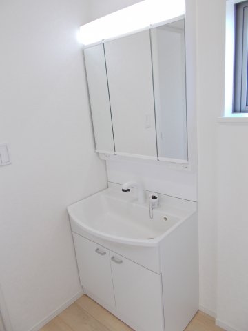 クレイドルガーデン富岡市七日市第５　１号棟の独立洗面台|シャワー水栓付き洗面台で朝の身支度もバッチリです！
洗面台には収納スペースもあり洗面室もすっきり片付きますよ！