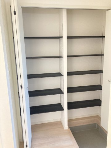 クレイドルガーデン富岡市七日市第５　１号棟の玄関|収納もある玄関です