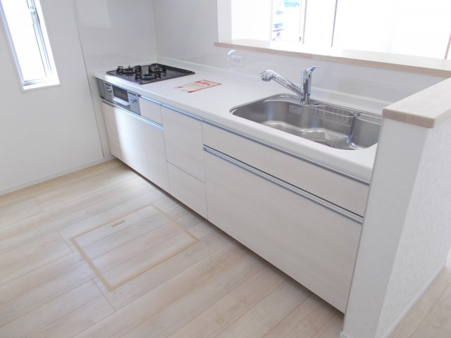 クレイドルガーデン富岡市七日市第５　１号棟のキッチン|人気のカウンターキッチン採用です☆
コンロも３口ご用意しています！調理スペースも広くストレスなくお料理できます。
浄水器つきなので美味しいお水も飲めますよ♪
収納も沢山ご用意しています。