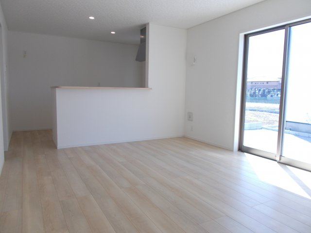 クレイドルガーデン富岡市七日市第５　１号棟の居間・リビング|人気の対面式キッチンを配した空間はお好みの家具も合わせやすく、家族がくつろぐ快適な空間造りをサポート。窓からは明るい陽光が差し込みます。