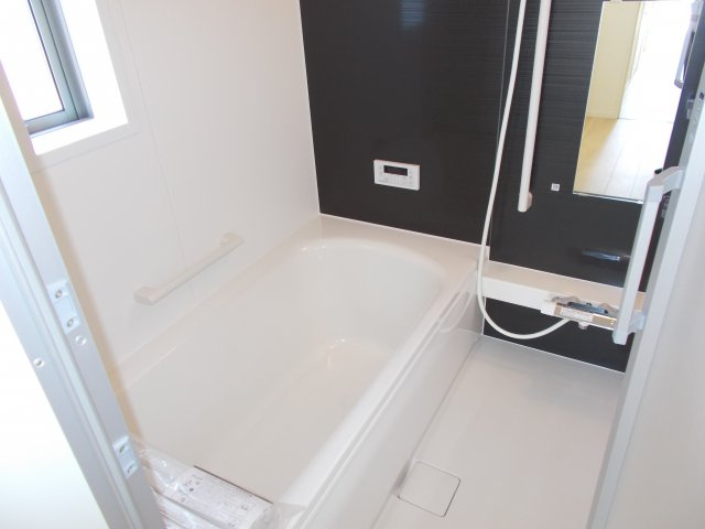 クレイドルガーデン富岡市七日市第５　１号棟の浴室|１坪タイプのフルオートバスです！
足を延ばして入れる広さなので一日の疲れも癒されますよ♪
室内物干しや浴室乾燥機もあるのでお天気の悪い日にはランドリースペースとしてもご利用できます！