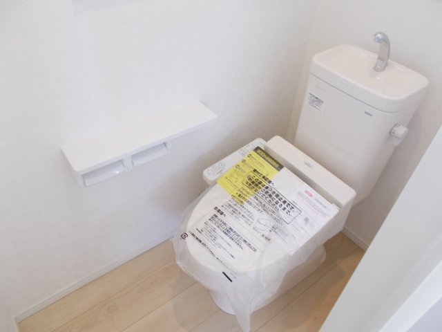 クレイドルガーデン富岡市七日市第５　１号棟のトイレ|1階トイレです。清潔感のある白を基調としています。
温水洗浄・便座暖房機能の付いた快適なトイレです☆