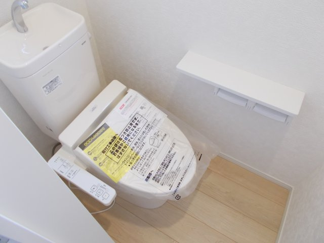 クレイドルガーデン富岡市七日市第５　１号棟のトイレ|2階トイレです。清潔感のある白を基調としています。