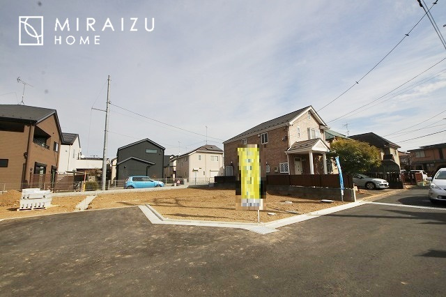【前面道路含む現地写真】 | 陽の光をたっぷりと浴びながら気持ち良く生活が出来ます。夢のマイホーム、夢ではなく実現出来ます！見学・ご相談等、お気軽にご連絡下さい。