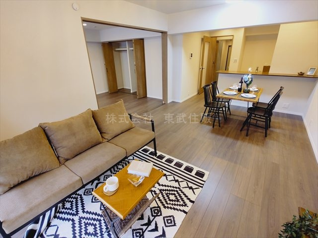 【居間・リビング】 | 東武みよしみずほ台サンライトマンションB棟 | ゆったり過ごせる16.3帖のリビングです