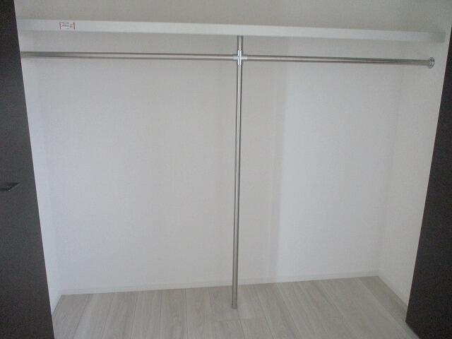 クレストコート志村坂上の収納|ハンガーパイプ付きクローゼット 