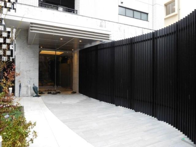 クレストコート志村坂上のエントランス|高級感あるエントランスアプローチ 