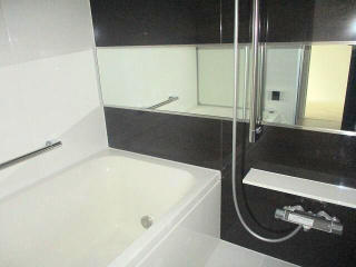 クレストコート志村坂上の居間・リビング|対面キッチンで開放感のあるLDK 