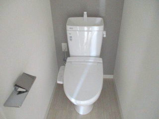 クレストコート志村坂上の居間・リビング|大きな窓から光が入る明るいリビング 