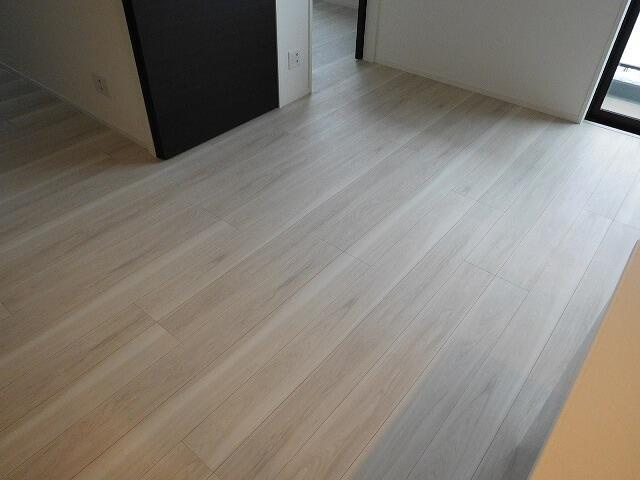 クレストコート志村坂上の内装|木目調フローリングで上質な内装 