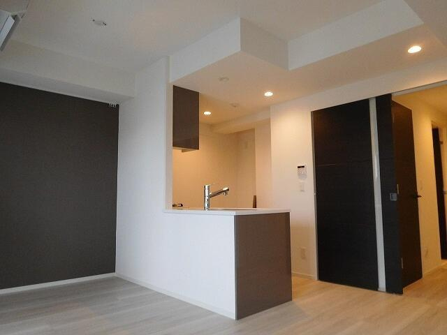 クレストコート志村坂上の内装|木目調フローリングで上質な内装 