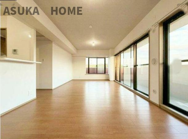 ライオンズマンション大倉山新羽町の居間・リビング|窓が大きく明るいリビングになります。