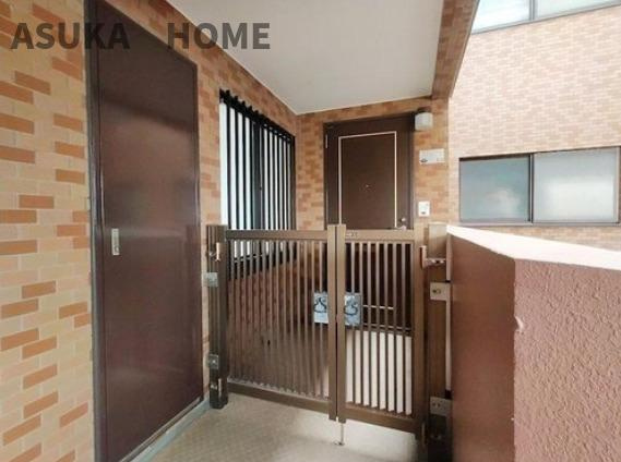 ライオンズマンション大倉山新羽町の玄関|十分に広いポーチ付きで使い勝手がよさそうですね。