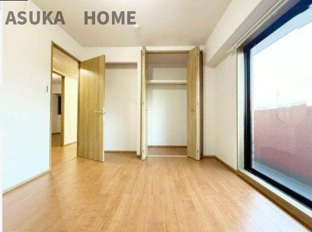 ライオンズマンション大倉山新羽町の洋室|十分な広さのクローゼットがついていて、窓も大きく明るい洋室です。