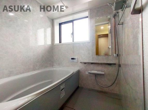 ライオンズマンション大倉山新羽町の浴室|1日の疲れを癒してくれるバスルームです。広さも十分とってあり、リラックスできますね。