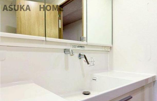 ライオンズマンション大倉山新羽町の独立洗面台|蛇口周りに水滴がたまらない水栓になっております。