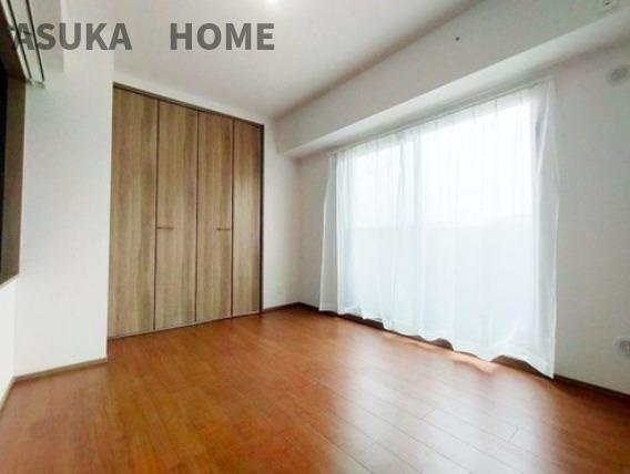 ライオンズマンション大倉山新羽町の洋室|玄関横の6帖の洋室になります。窓も大きく明るいですね。