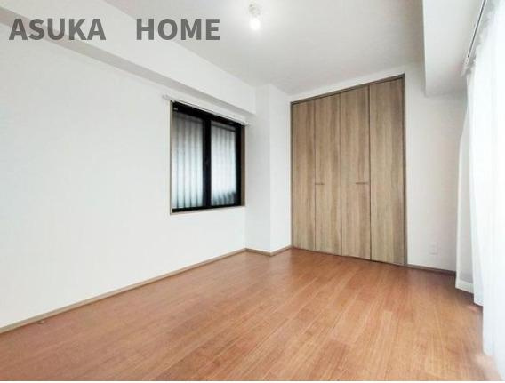 ライオンズマンション大倉山新羽町の洋室|玄関横の6帖の洋室です。寝室としてよさそうですね。