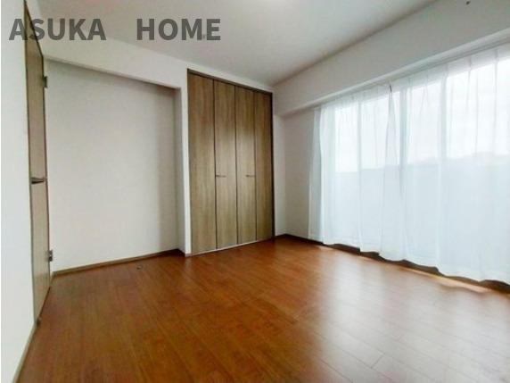 ライオンズマンション大倉山新羽町の洋室|6.5帖の洋室です。窓が大きく眺めもよい明るいお部屋ですね。