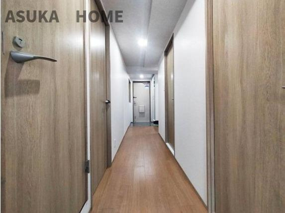 ライオンズマンション大倉山新羽町の玄関|リビング側から玄関方面を望んだ様子です。