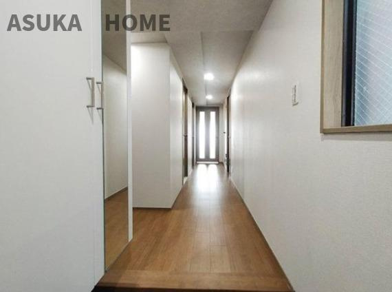 ライオンズマンション大倉山新羽町の玄関|玄関の様子です。大きなシューズボックスがあり、ご家族のものがすっきりと納められますね。