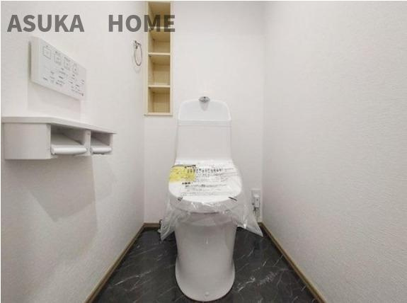 ライオンズマンション大倉山新羽町のトイレ|収納付きの明るい清潔感のある温水洗浄便座のおトイレです。