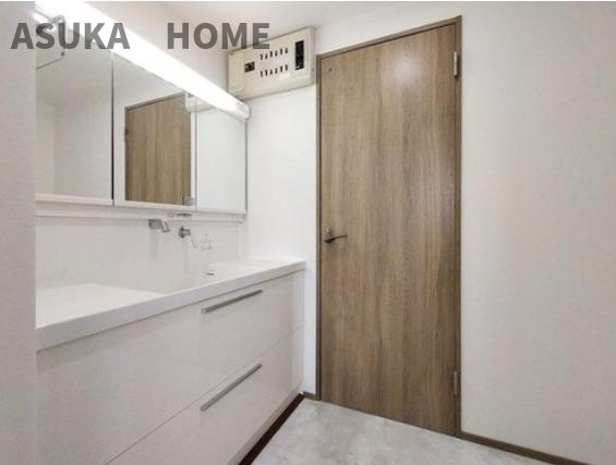 ライオンズマンション大倉山新羽町の独立洗面台|ワイドな洗面化粧台で、豪華な仕様ですね。