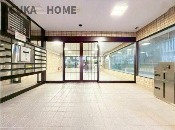 ライオンズマンション大倉山新羽町のロビー|エントランスのメールボックス付近の様子です。たっぷりとした広さがあります。