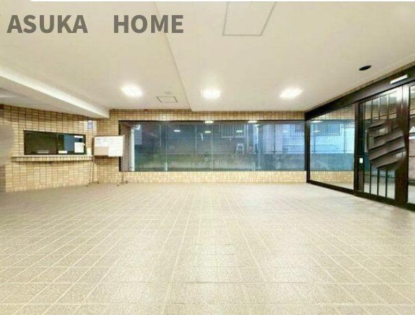 ライオンズマンション大倉山新羽町のエントランス|エントランス付近です。管理人室があります。広さも十分にあり綺麗に整備されています。