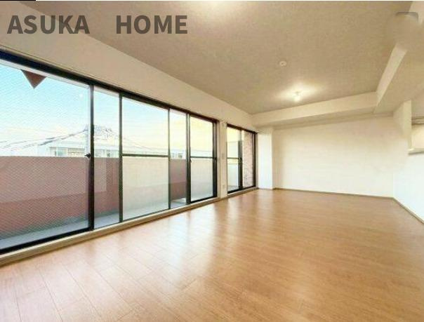 ライオンズマンション大倉山新羽町の居間・リビング|パノラマウインドーの窓がワイドでいいですね。