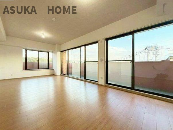 ライオンズマンション大倉山新羽町の居間・リビング|東南の窓が大きく、陽当たり、眺望、通風良好です。