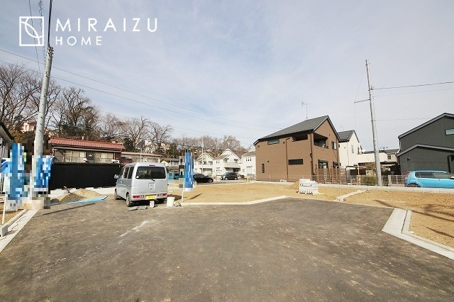 【前面道路含む現地写真】 | 陽の光をたっぷりと浴びながら気持ち良く生活が出来ます。夢のマイホーム、夢ではなく実現出来ます！見学・ご相談等、お気軽にご連絡下さい。