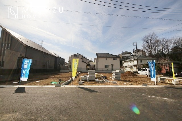 【前面道路含む現地写真】 | 陽の光をたっぷりと浴びながら気持ち良く生活が出来ます。夢のマイホーム、夢ではなく実現出来ます！見学・ご相談等、お気軽にご連絡下さい。