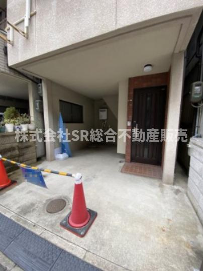 岩田町1丁目中古戸建の駐車場|お車をお持ちの方には嬉しい駐車場はビルトインガレージです！