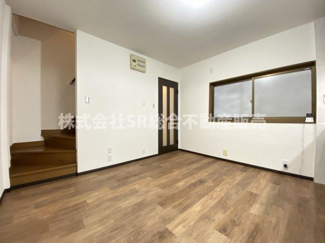 岩田町1丁目中古戸建のキッチン|ゆったり過ごせる居間です