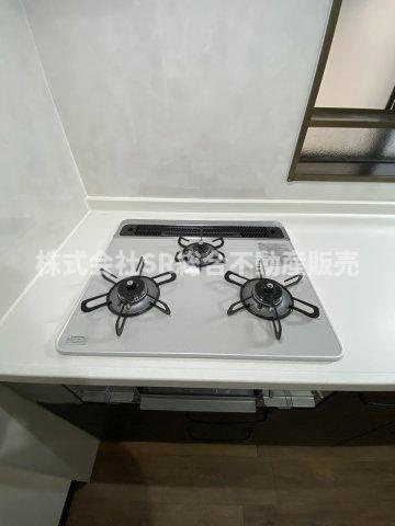 岩田町1丁目中古戸建のキッチン|3口コンロ、グリル付きです！