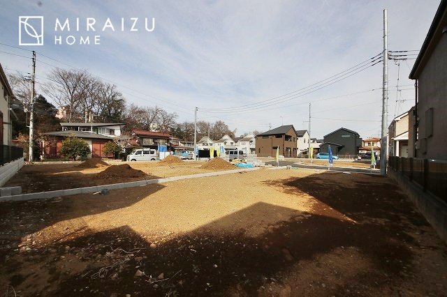 【前面道路含む現地写真】 | 陽の光をたっぷりと浴びながら気持ち良く生活が出来ます。夢のマイホーム、夢ではなく実現出来ます！見学・ご相談等、お気軽にご連絡下さい。