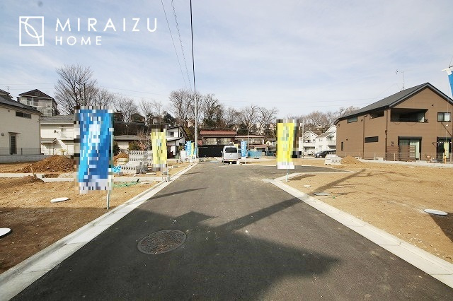 【周辺】 | 通勤や家族の送迎など、毎日の生活にマイカーが欠かせない方にとって駐車場は大事な条件。敷地内にカースペースがあれば、お出かけやお買い物の際の搬入出も楽々です。
