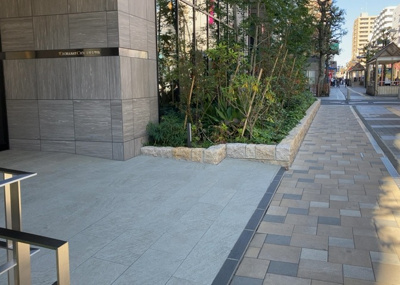 【庭】 | エクセレントシティ本厚木駅前 | 物件によっては、入居者が個人的に使用できる専用庭がついているものもあります。また、住宅の中にある土間の部分を庭と呼ぶこともあります。庭の用途は住む人によって変わり、それによってデザインもさまざまです。