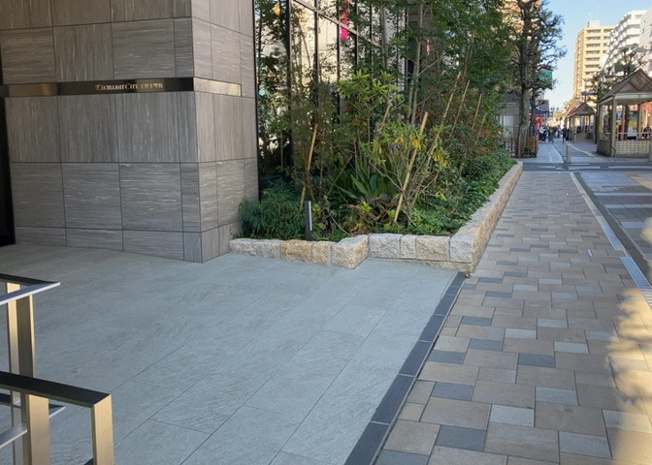 【庭】 | エクセレントシティ本厚木駅前 | 物件によっては、入居者が個人的に使用できる専用庭がついているものもあります。また、住宅の中にある土間の部分を庭と呼ぶこともあります。庭の用途は住む人によって変わり、それによってデザインもさまざまです。