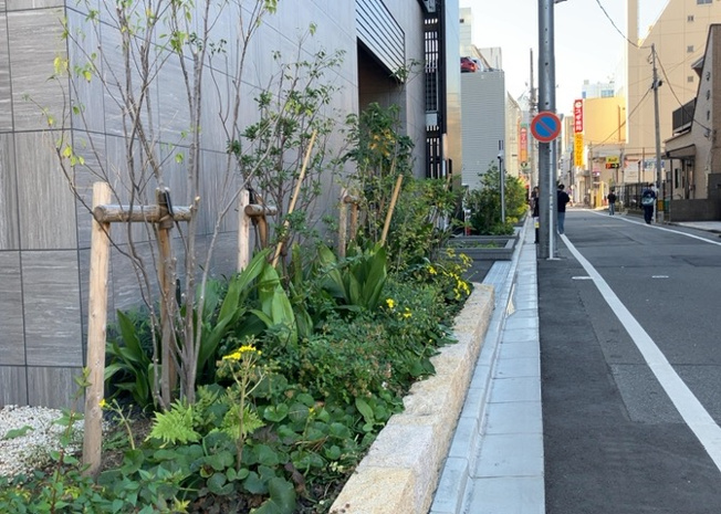 【中庭】 | エクセレントシティ本厚木駅前 | 中庭（パティオ）とは、一つの建築物の内部に設けられた、壁などで囲われている庭のことを指します。コの字型、ロの字型が主流ですが、L字型の中庭もあります。最近では、インテリア性の高さからも人気があります。