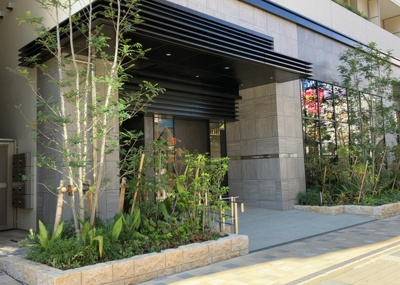 【エントランス】 | エクセレントシティ本厚木駅前 | マンションのエントランスには、もともと風よけや防犯の役割がありますが、マンションによって宅配ボックスなどの設備が備わっている所もあります。日々の生活をイメージしながら生活しやすさをチェックしましょう。